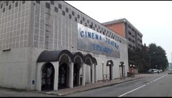 Foto esterno cinema Eduardo.jpg